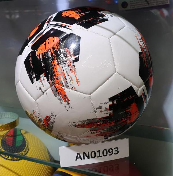 Мяч футбольный ПВХ (5 размер),1 цвет ( белый+черный+оранжевый)